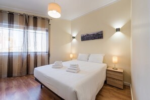 3 bedrooms, desk, Internet, bed sheets