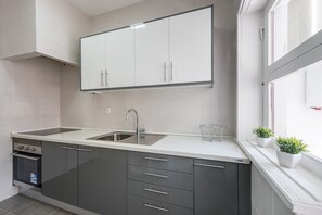 Frigorífico, microondas, placa de cocina y cafetera o tetera