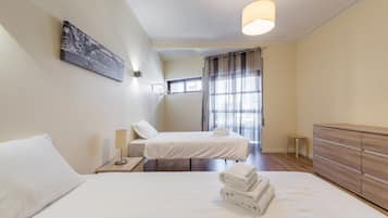 3 bedrooms, desk, internet, bed sheets