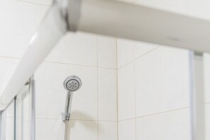 تجهيزات دش، مجففات شعر، مناشف، صابون