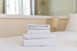 Douche, sèche-cheveux, serviettes fournies