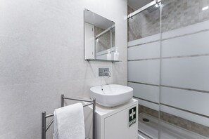 Dusche, Haartrockner, Handtücher
