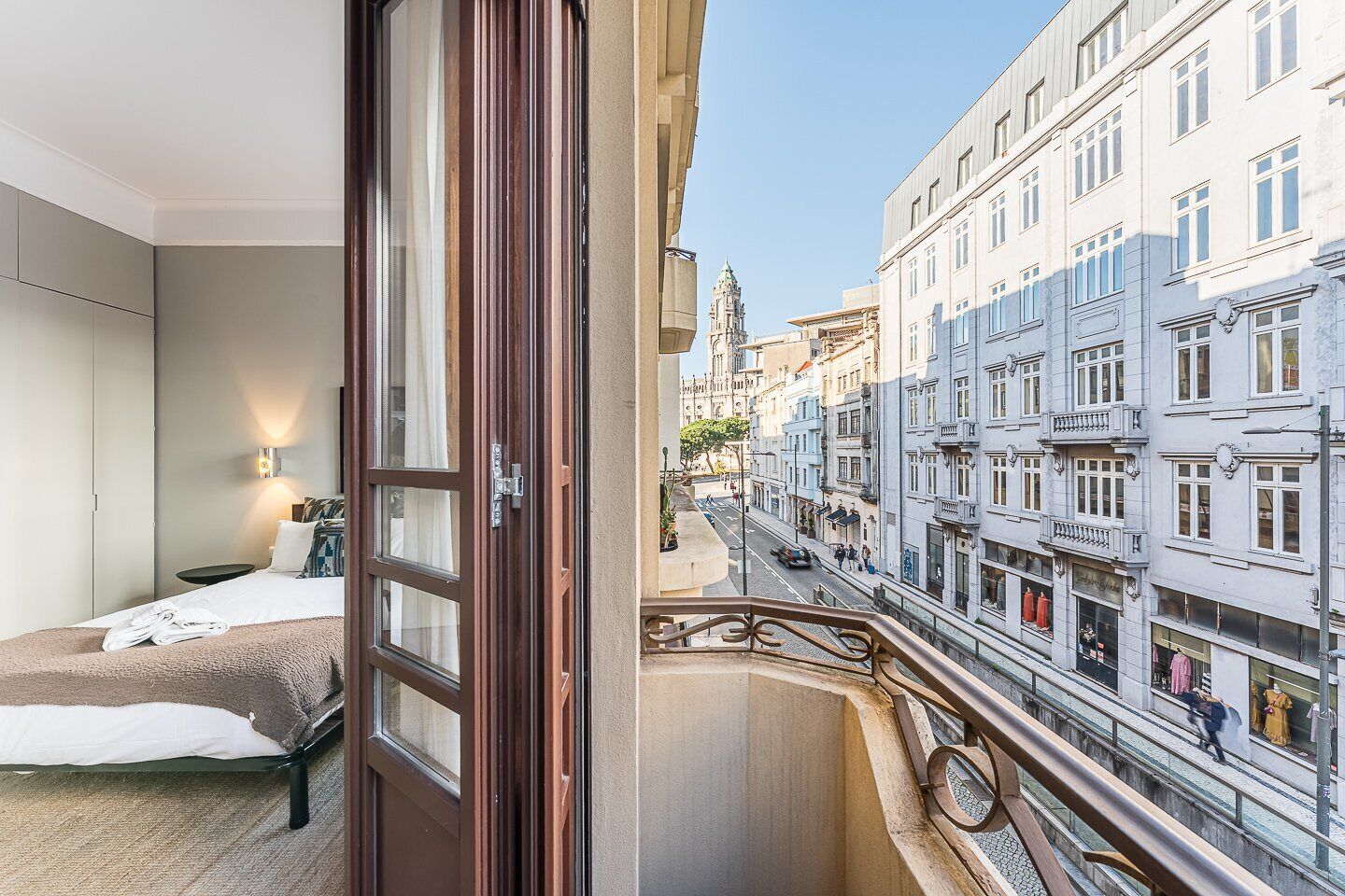 Desk, free internet, bed sheets