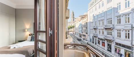 Desk, free internet, bed sheets