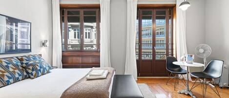 Schreibtisch, kostenloses Internet, Bettwäsche