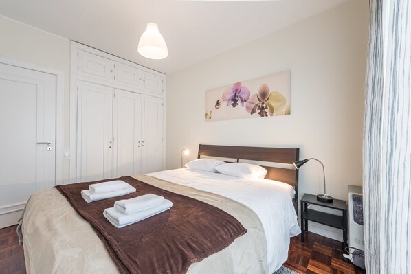 3 bedrooms, desk, iron/ironing board, internet
