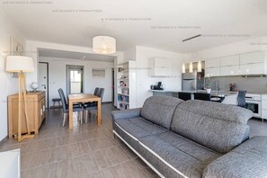 TV - Apartment with sea view, 3 bedrooms, air conditioning, WiFi, beach on foot (LA SEYNE SUR MER)