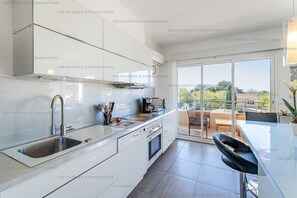Fridge, microwave, oven, dishwasher - Apartment with sea view, 3 bedrooms, air conditioning, WiFi, beach on foot (LA SEYNE SUR MER)