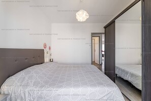 3 bedrooms, iron/ironing board, free WiFi - Apartment with sea view, 3 bedrooms, air conditioning, WiFi, beach on foot (LA SEYNE SUR MER)