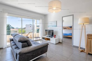 TV - Apartment with sea view, 3 bedrooms, air conditioning, WiFi, beach on foot (LA SEYNE SUR MER)