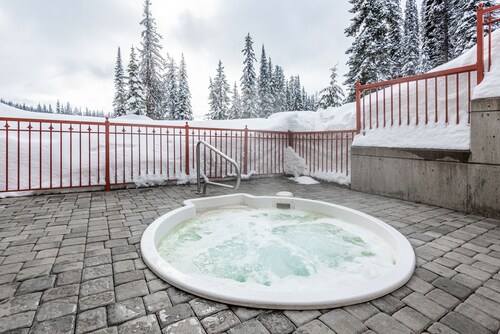 Ground floor condo in Creekside with King Bed in Master, deck w/bike storage