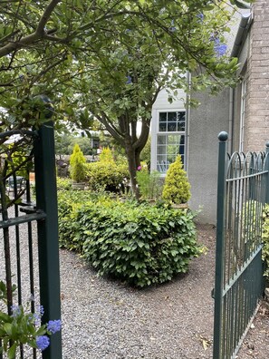 المنطقة المحيطة بالمنشأة