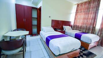 Decoración personalizada, muebles diferentes, escritorio y wifi gratis