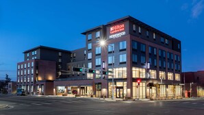 A multi-story hotel with a prominent sign for Hilton Garden Inn. - Hilton Garden Inn Albuquerque Downtown (Albuquerque)