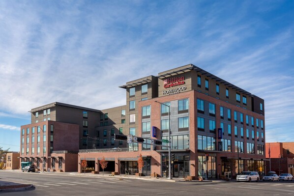 A modern hotel with a prominent Hilton Garden Inn sign, multiple floors, and a large entrance with a covered walkway. - Hilton Garden Inn Albuquerque Downtown (Albuquerque)