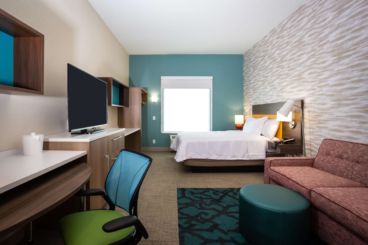 Studio Suite, 1 King Bed, Non Smoking | Blackout drapes, iron/ironing board, bed sheets