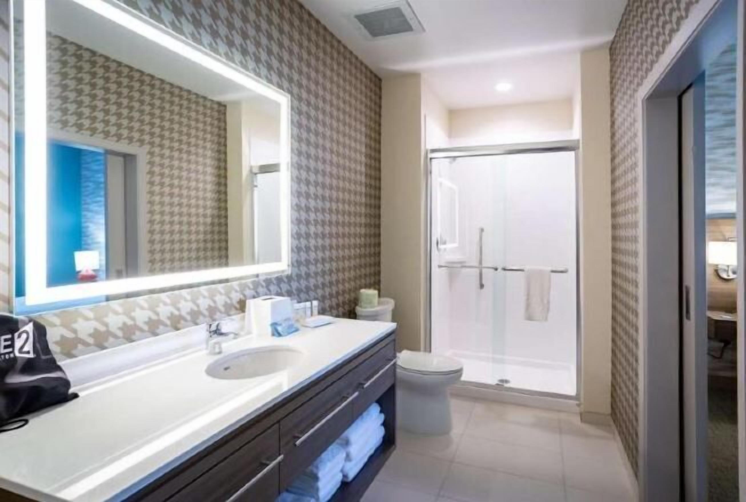 Hårtork, handdukar, tvål och schampo