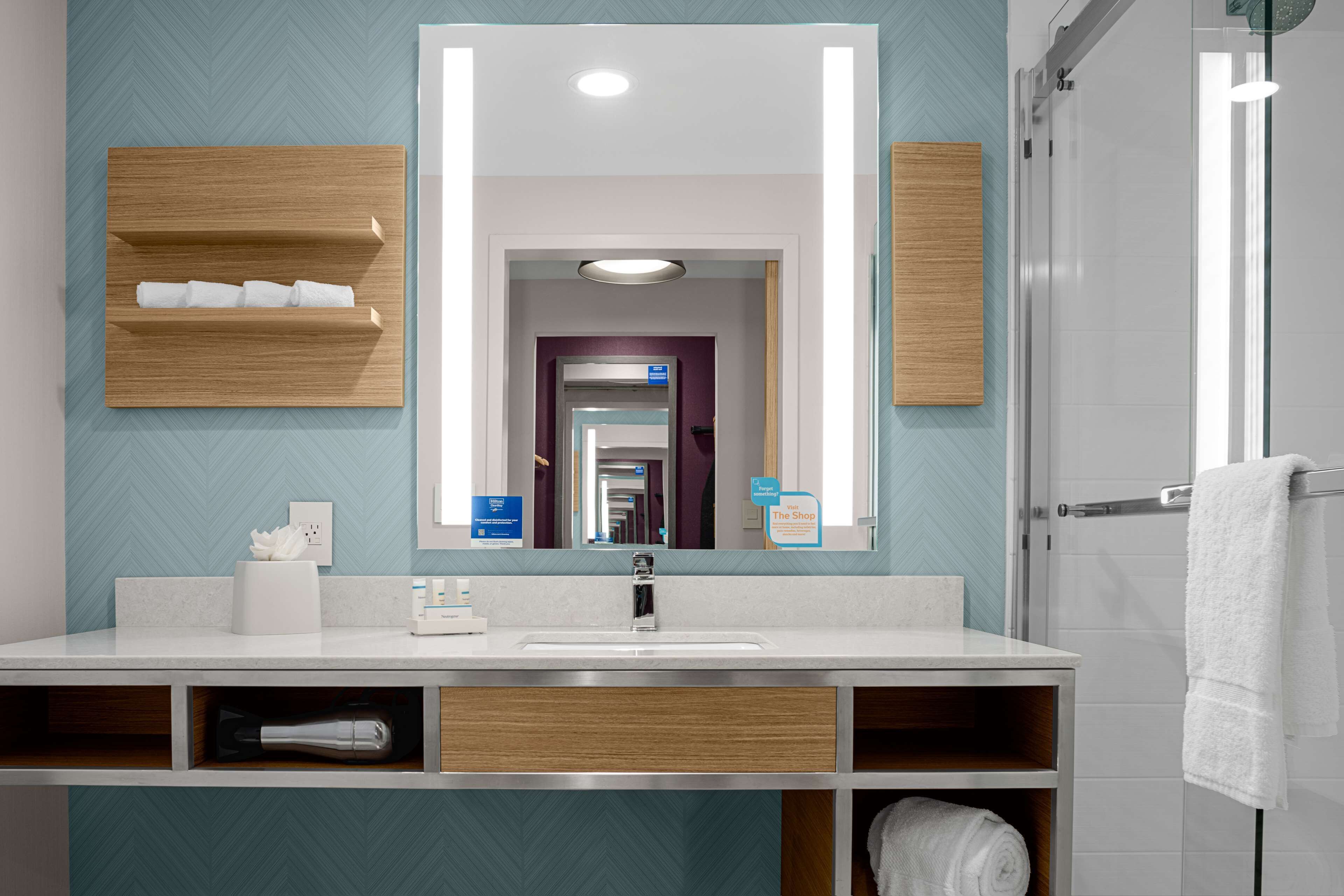 combined shower/bathtub, eco-friendly toiletries, hair dryer, towels