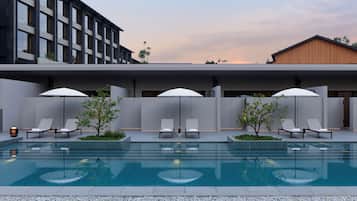 Una piscina al aire libre, sombrillas