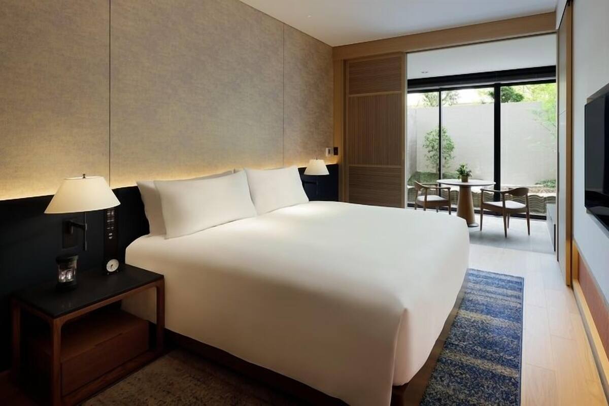 Bộ đồ giường cao cấp, minibar, két bảo mật tại phòng 