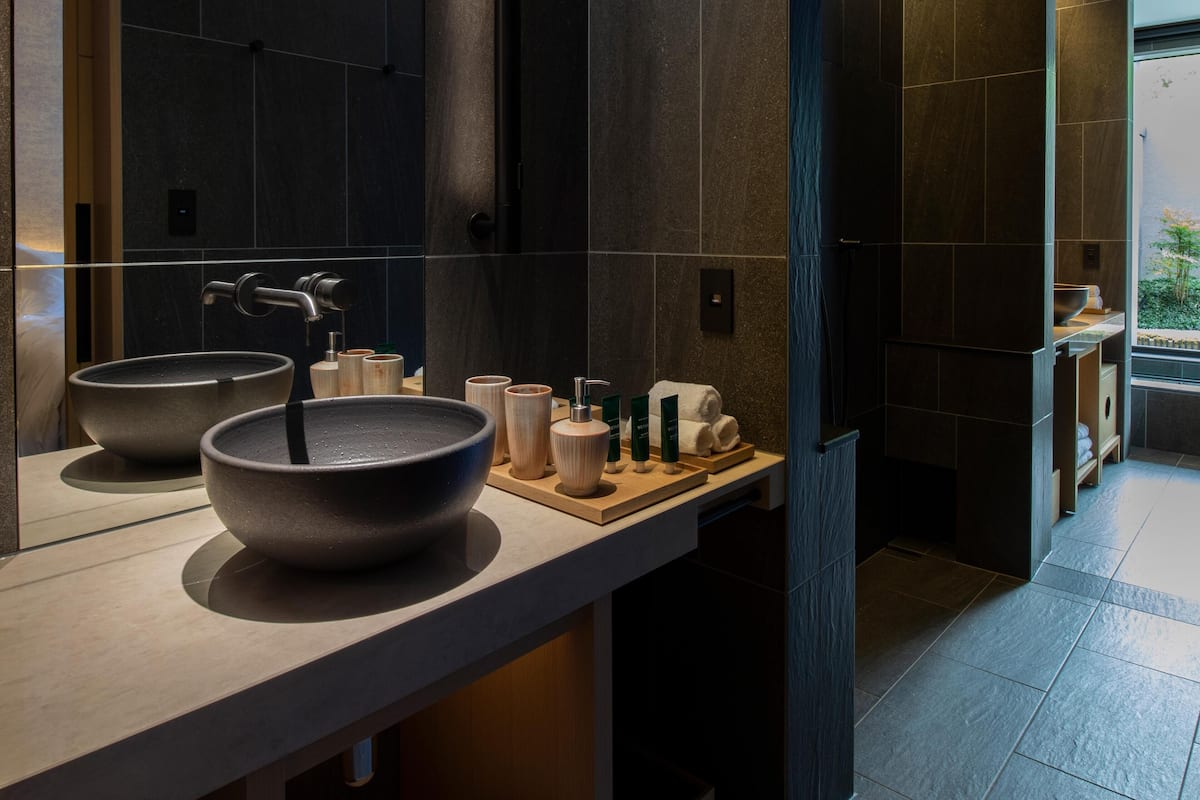 Bộ đồ giường cao cấp, minibar, két bảo mật tại phòng 