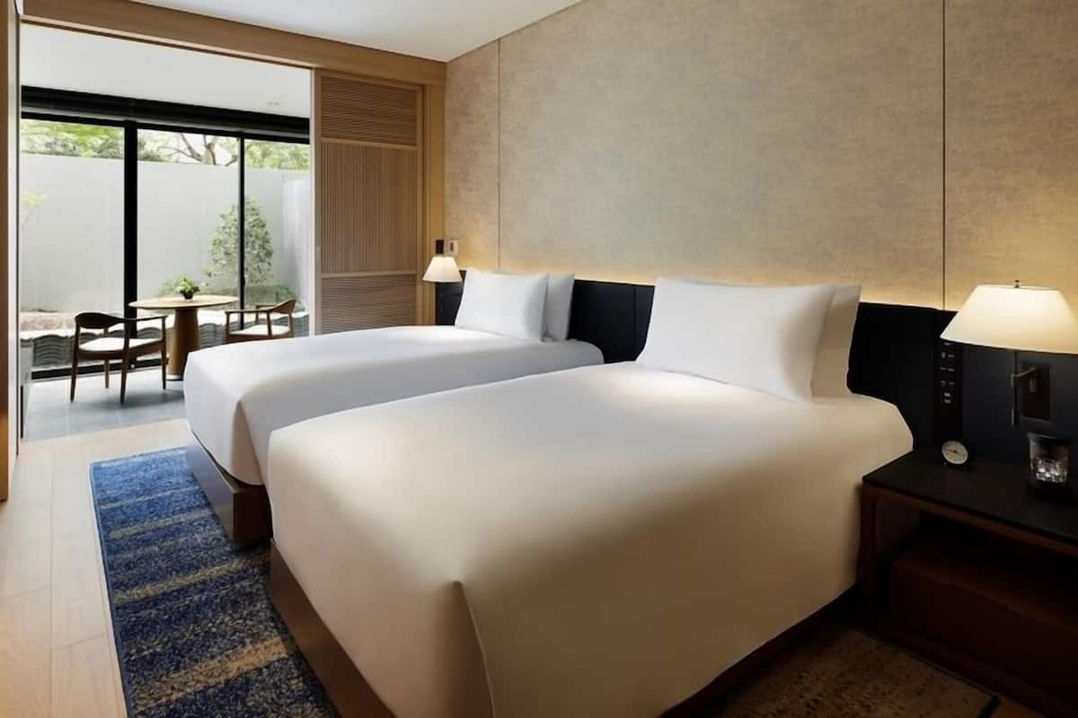 Bộ đồ giường cao cấp, minibar, két bảo mật tại phòng 