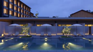 Alberca al aire libre y sombrillas en la alberca