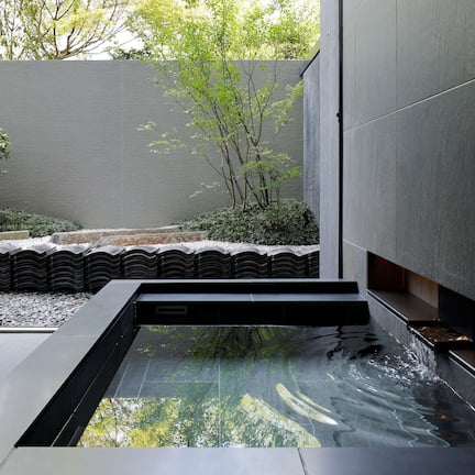 高档床上用品、迷你吧、客房内保险箱、遮光窗帘