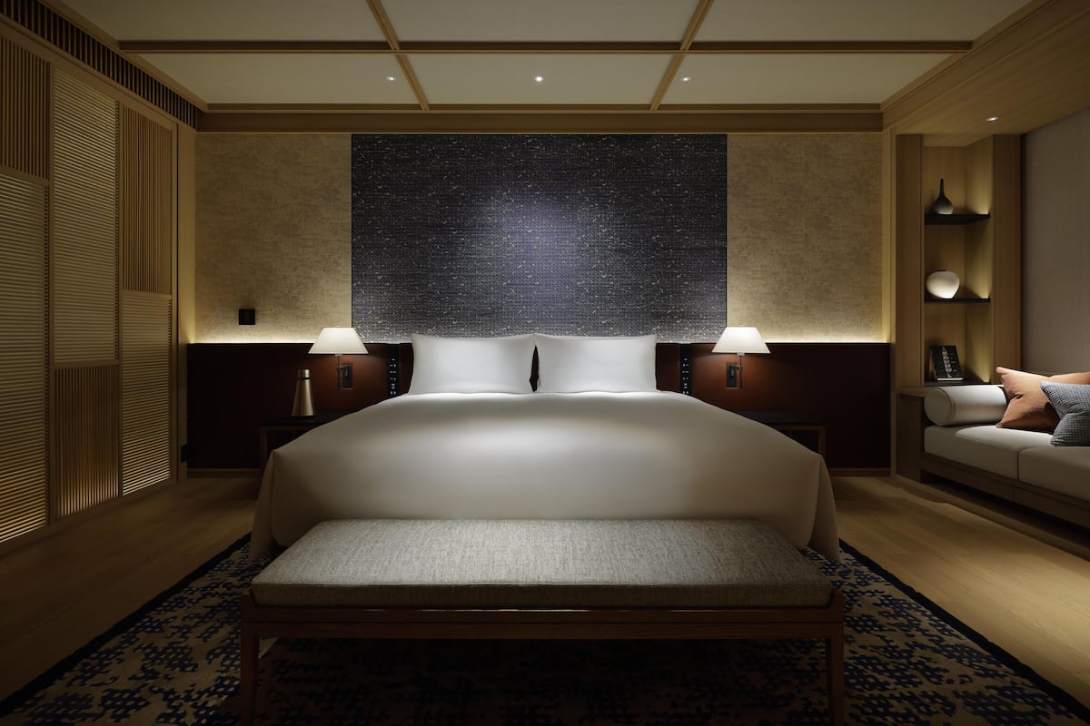 Bộ đồ giường cao cấp, minibar, két bảo mật tại phòng 