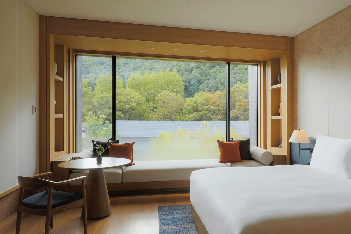 Roupas de cama premium, frigobar, cofres nos quartos, cortinas blackout