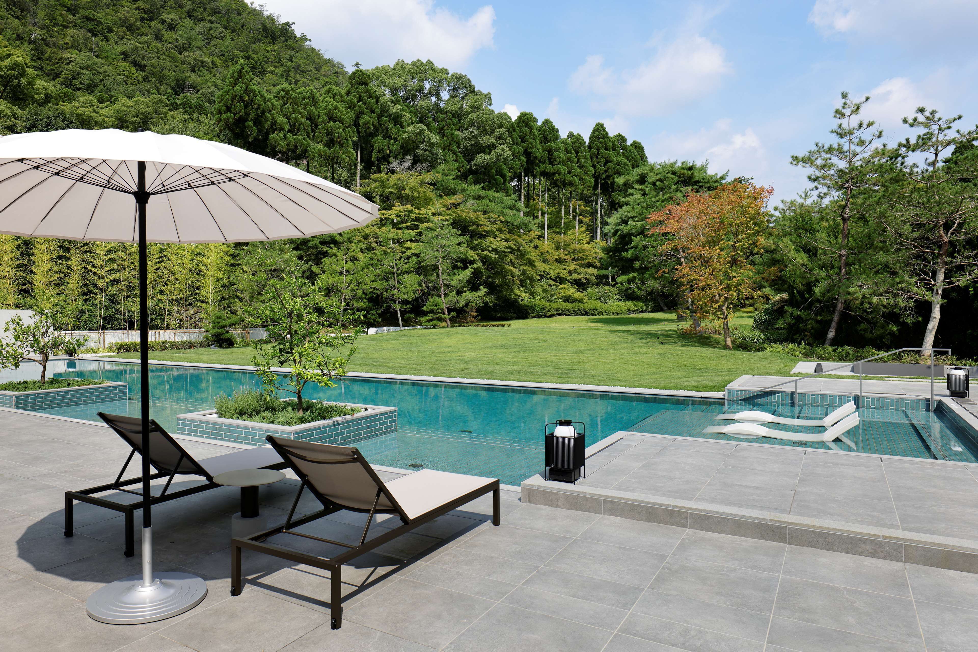 Außenpool, Sonnenschirme