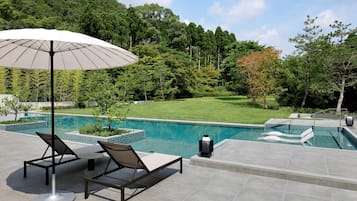 Außenpool, Sonnenschirme