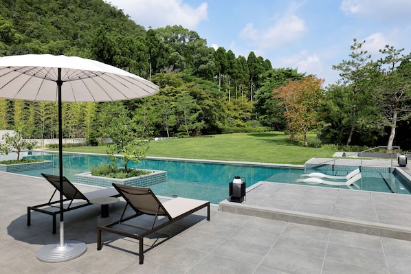 Außenpool, Sonnenschirme