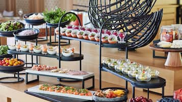 Se ofrece un desayuno bufé (6300 JPY por persona)