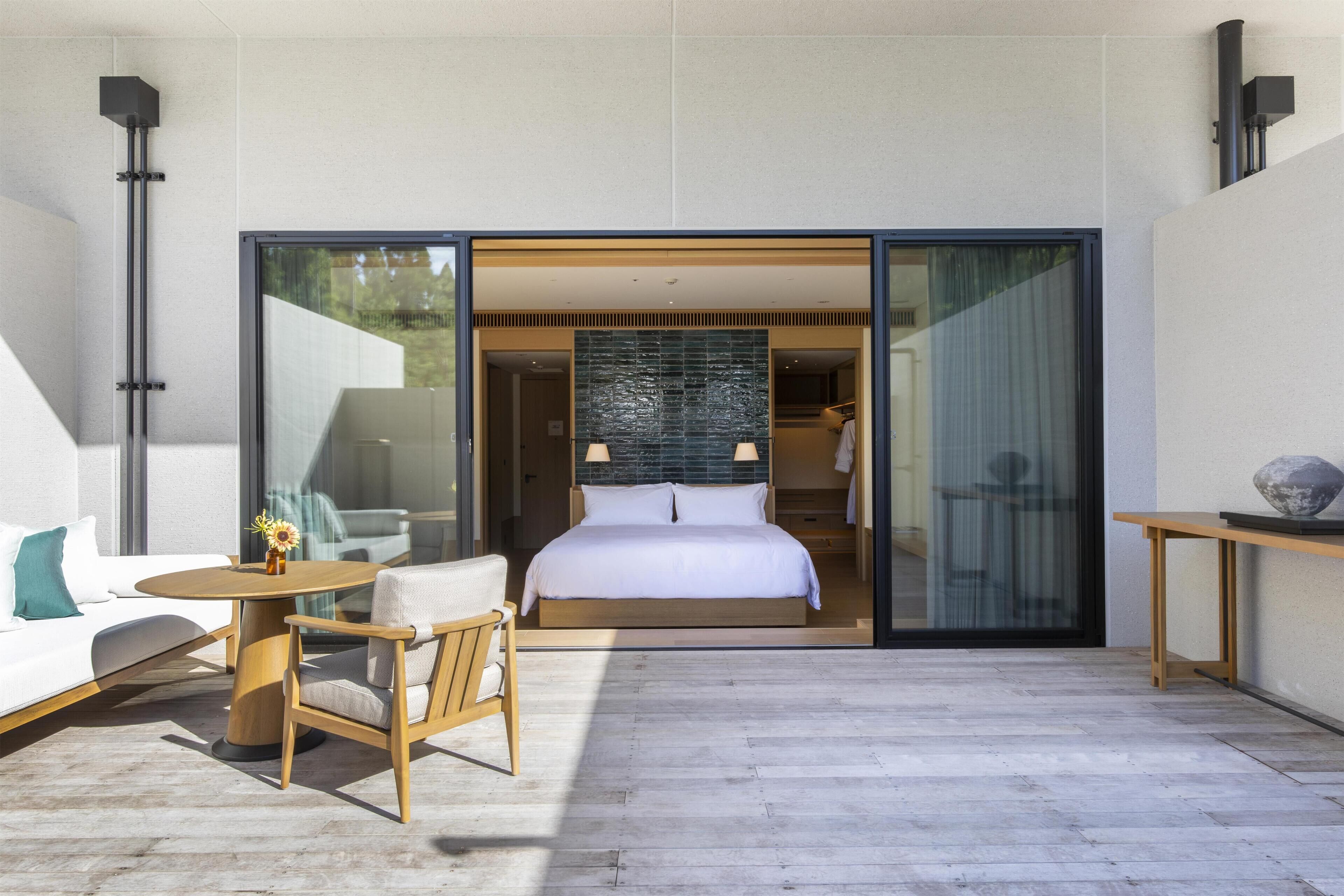 ห้องดีลักซ์, เตียงคิงไซส์ 1 เตียง (Pool) | เครื่องนอนระดับพรีเมียม, มินิบาร์, ตู้นิรภัยในห้องพัก, ผ้าม่านกันแสง