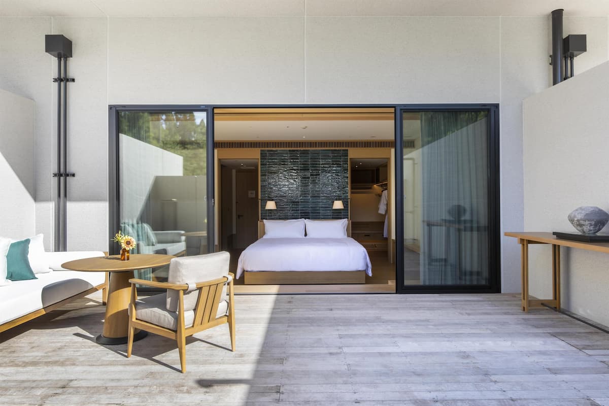 Habitación Deluxe, 1 cama King size (Pool) | Ropa de cama de alta calidad y minibar