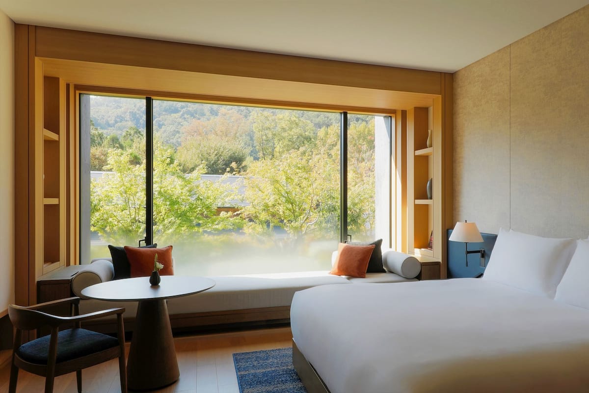 Quarto luxo, 1 cama King | Roupas de cama premium, frigobar, cofres nos quartos, cortinas blackout