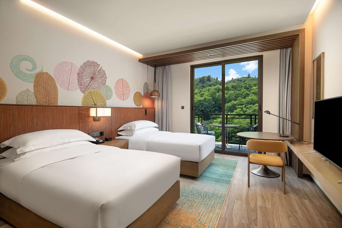 Phòng Deluxe, nhiều giường, ban công | 1 phòng ngủ, chăn bông, két bảo mật tại phòng, bàn