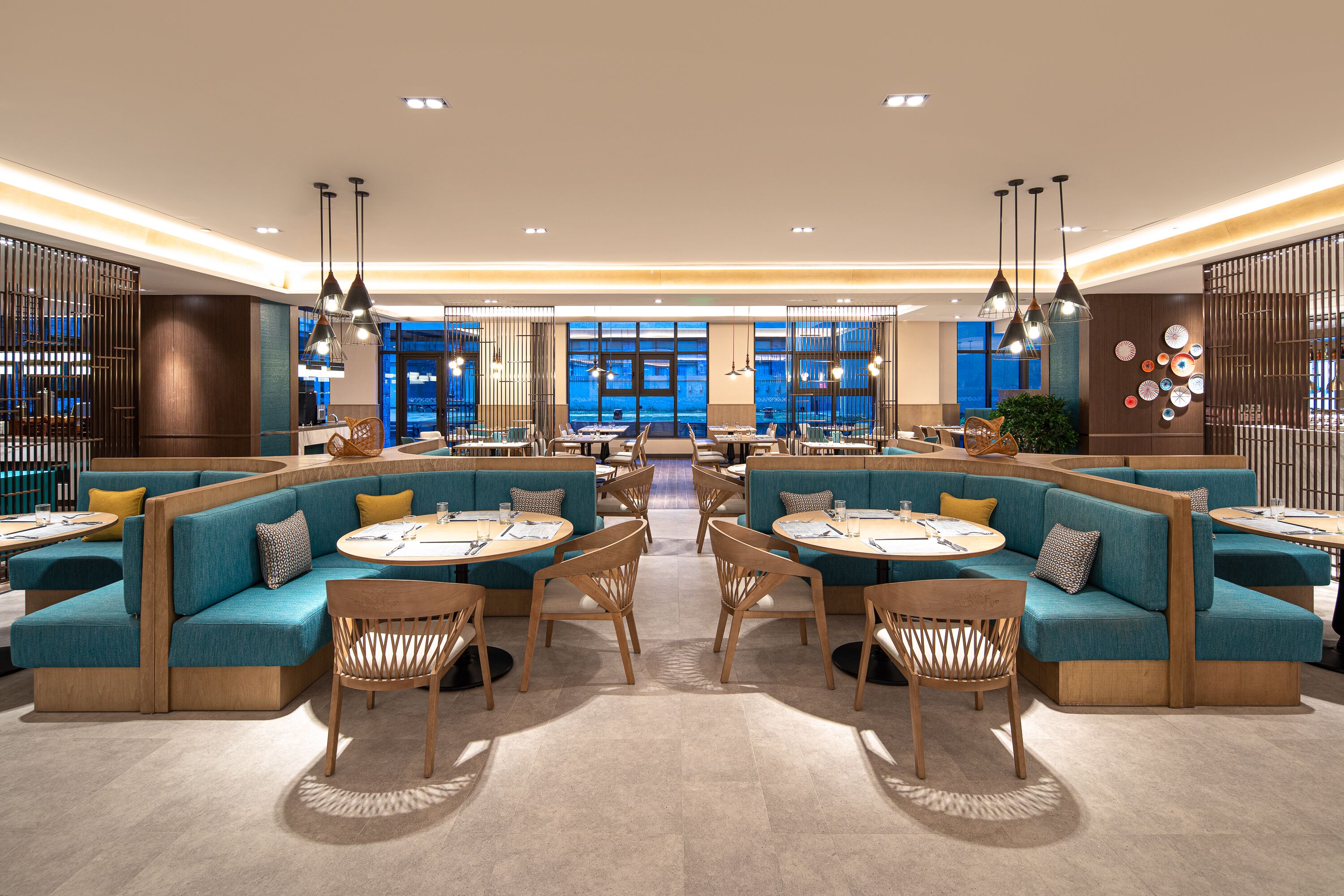 Daily buffet breakfast (CNY 98 per person)