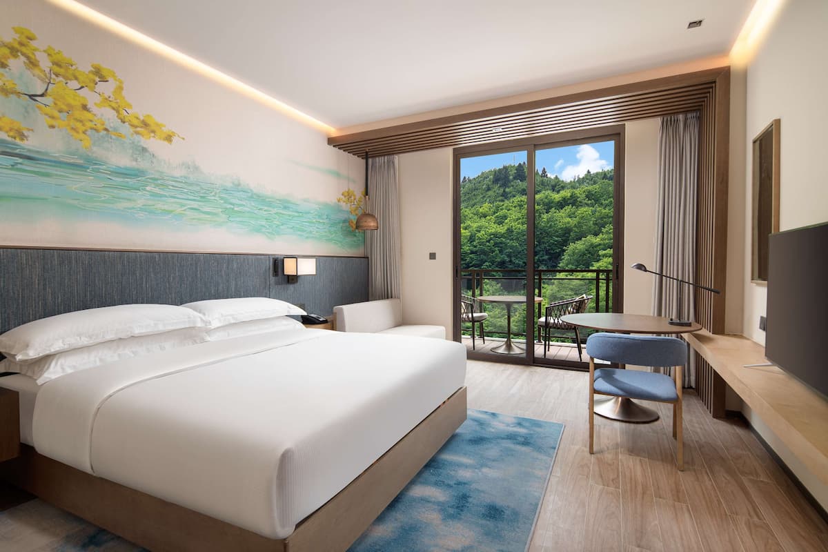 Phòng Deluxe, 1 giường cỡ queen, ban công | 1 phòng ngủ, chăn bông, két bảo mật tại phòng, bàn
