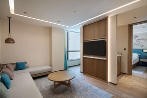 Suite, 1 Bedroom | Down comforters, in-room safe, desk, laptop workspace - Hilton Garden Inn Jiuzhaigou (Ngawa Autonomous Prefecture)
