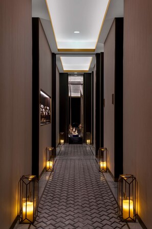 Couples treatment room(s), sauna, hot tub, steam room