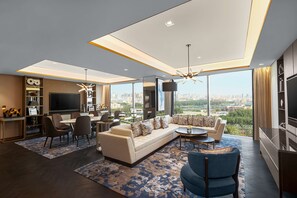 プレミアム スイート 1 ベッドルーム (King, Grand, Club) | リビング エリア | 65 インチのスマートテレビ (衛星放送視聴可)、テレビ、スマートスピーカー