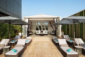 屋外プール、営業時間 6:00 ～ 17:00、カバナ (有料)、プール パラソル