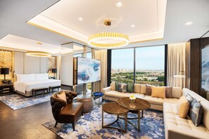 プレジデンシャル スイート キングベッド 1 台 | リビング エリア | 65 インチのスマートテレビ (衛星放送視聴可)、テレビ、スマートスピーカー