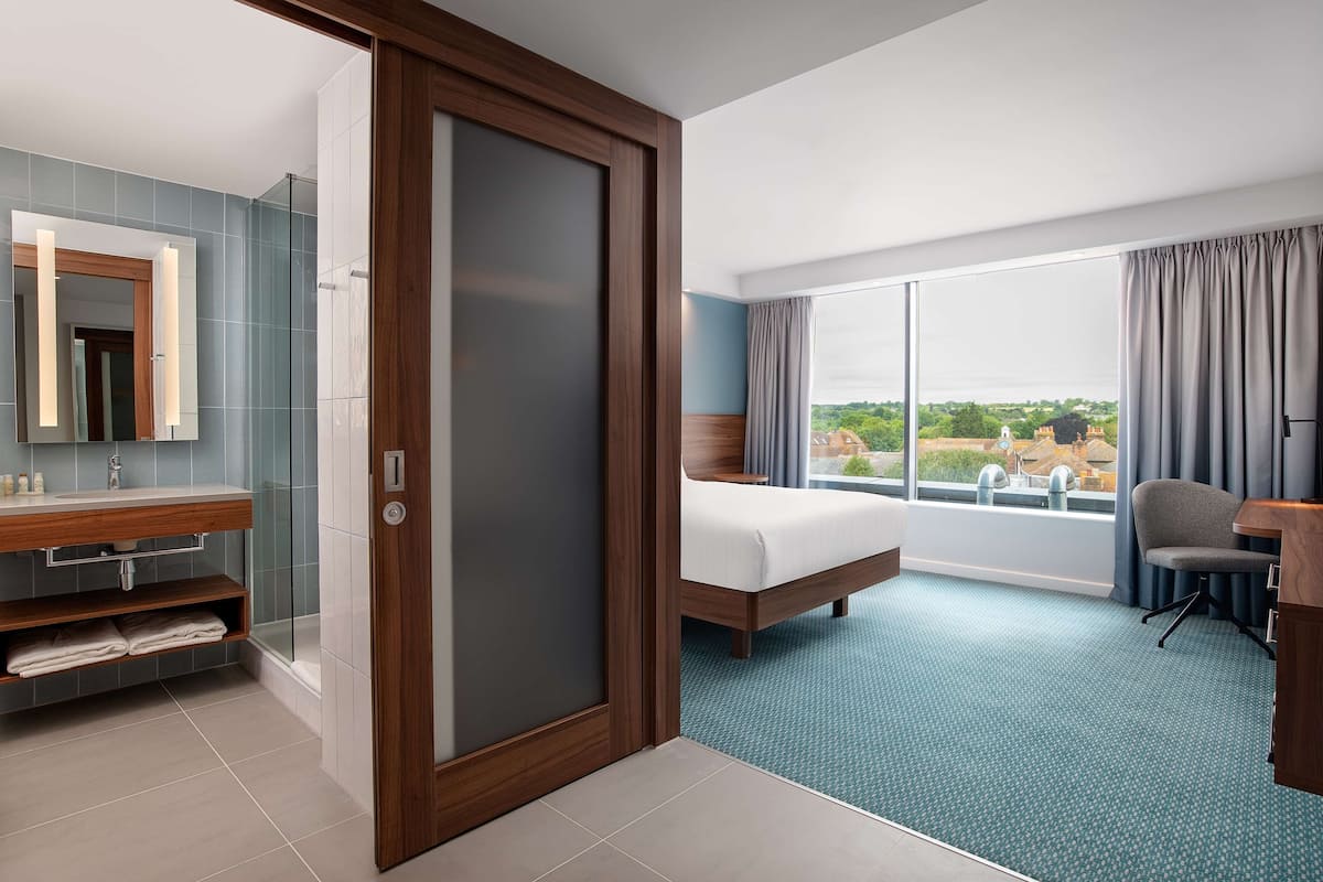 hypo-allergenic bedding, in-room safe, desk, laptop workspace