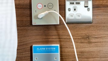 Panel de control con botón de llamada, botón de reinicio y puerto de cargador USB.