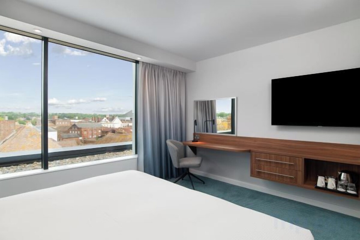 Hypo-allergenic bedding, in-room safe, desk, laptop workspace