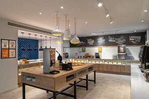Free daily buffet breakfast - Hampton by Hilton Canterbury (Canterbury)
