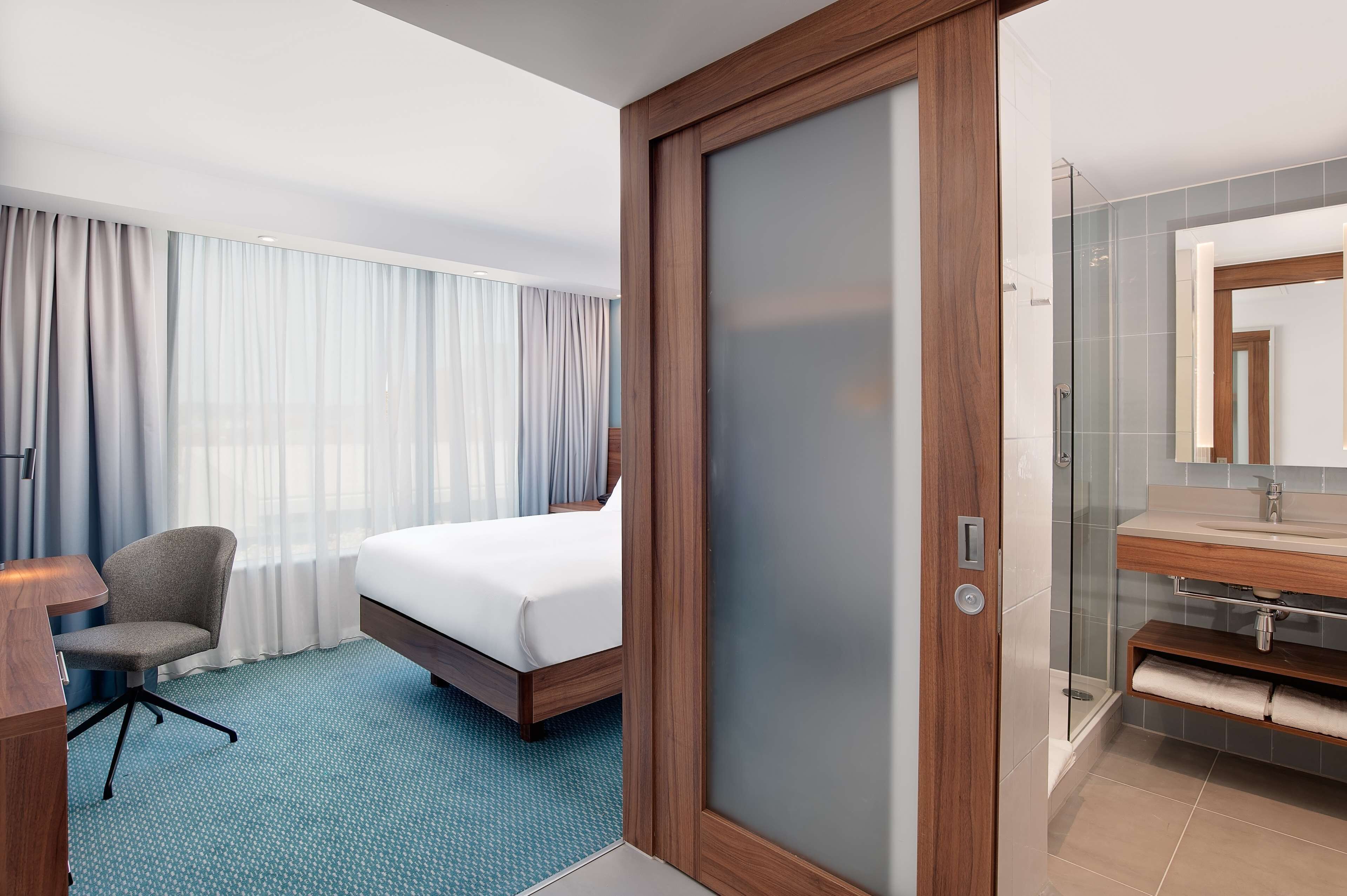 Room, 1 Queen Bed (View) | Hypo-allergenic bedding, in-room safe, desk, laptop workspace